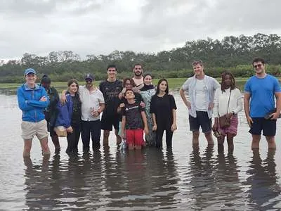 Famille en excursion dans l'eau à Assinie, écotourisme Côte d'Ivoire