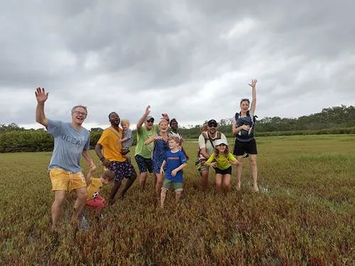 Groupe joyeux dans les marais des Îles Éhotilé, excursion écotourisme Assinie