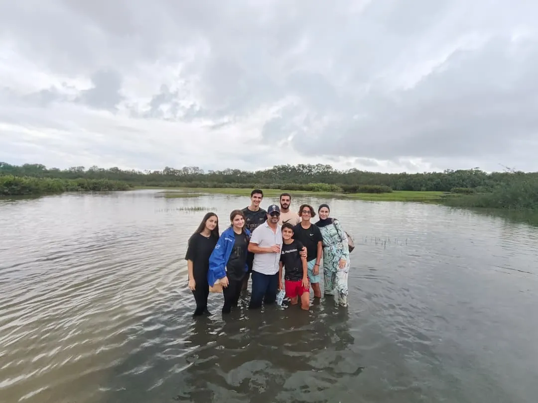 Groupe de visiteurs explorant les marais des Îles Éhotilé