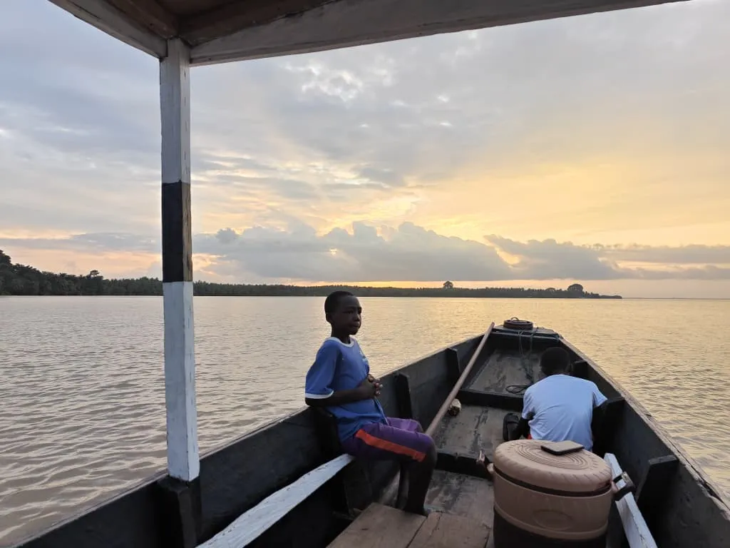 Pirogue au coucher de soleil sur la lagune Aby, Îles Éhotilé