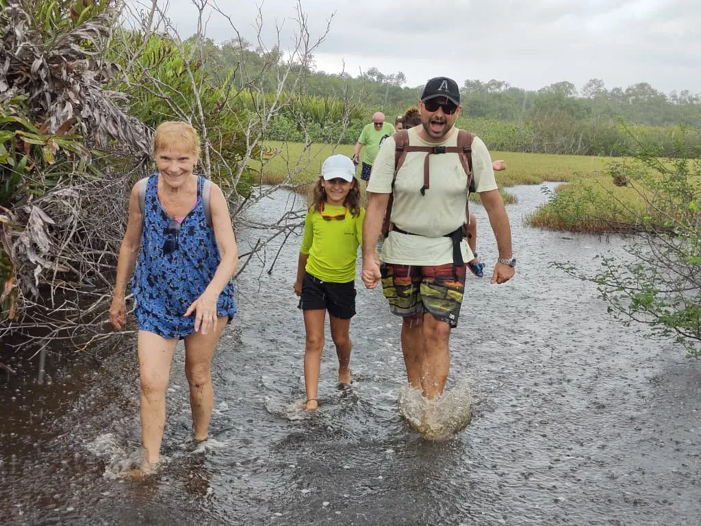 Aventure dans la boue des mangroves d'Assinie, nature sauvage