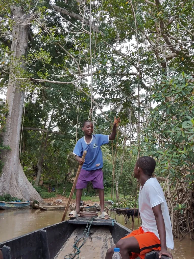 Guide Jean-Jacques en pirogue dans les mangroves, excursion Éhotilé