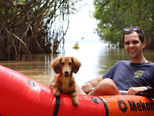 Chien dans un kayak gonflable dans les mangroves d'Assinie, excursion birdwatching Akwaba Travel